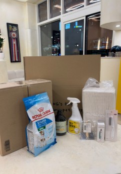 사료와 위생용품으로 구성된 분양 선물 용품